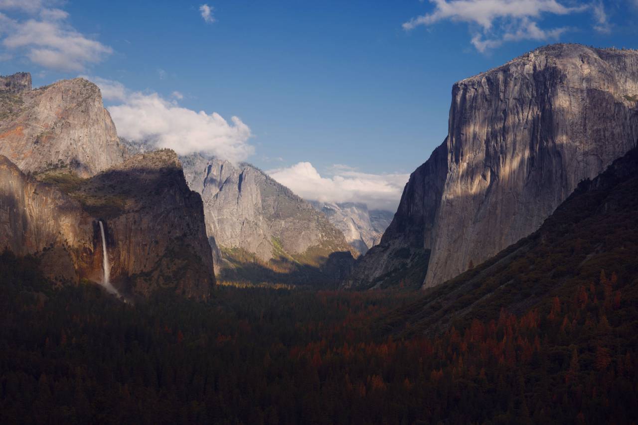 Montaña, highland, valle, rock, azul, cielo, nubes, árbol, planta, bosque, cascada, naturaleza, otoño,