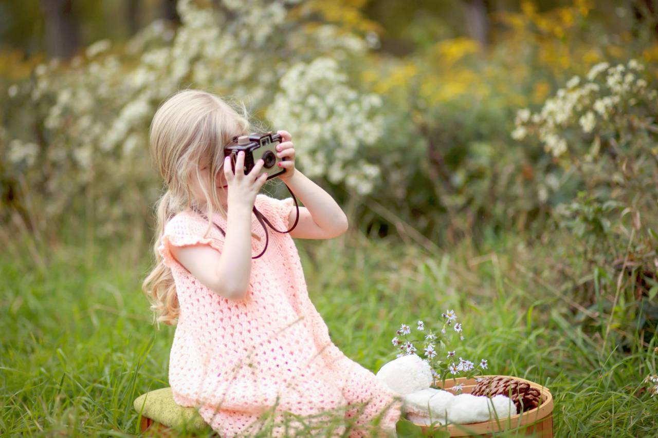 naturaleza, césped, plantas, verde, flores, gente, niña, rubio, niño, niño, ligero, rosa, vestir, cámara, vendimia, fotógrafo,