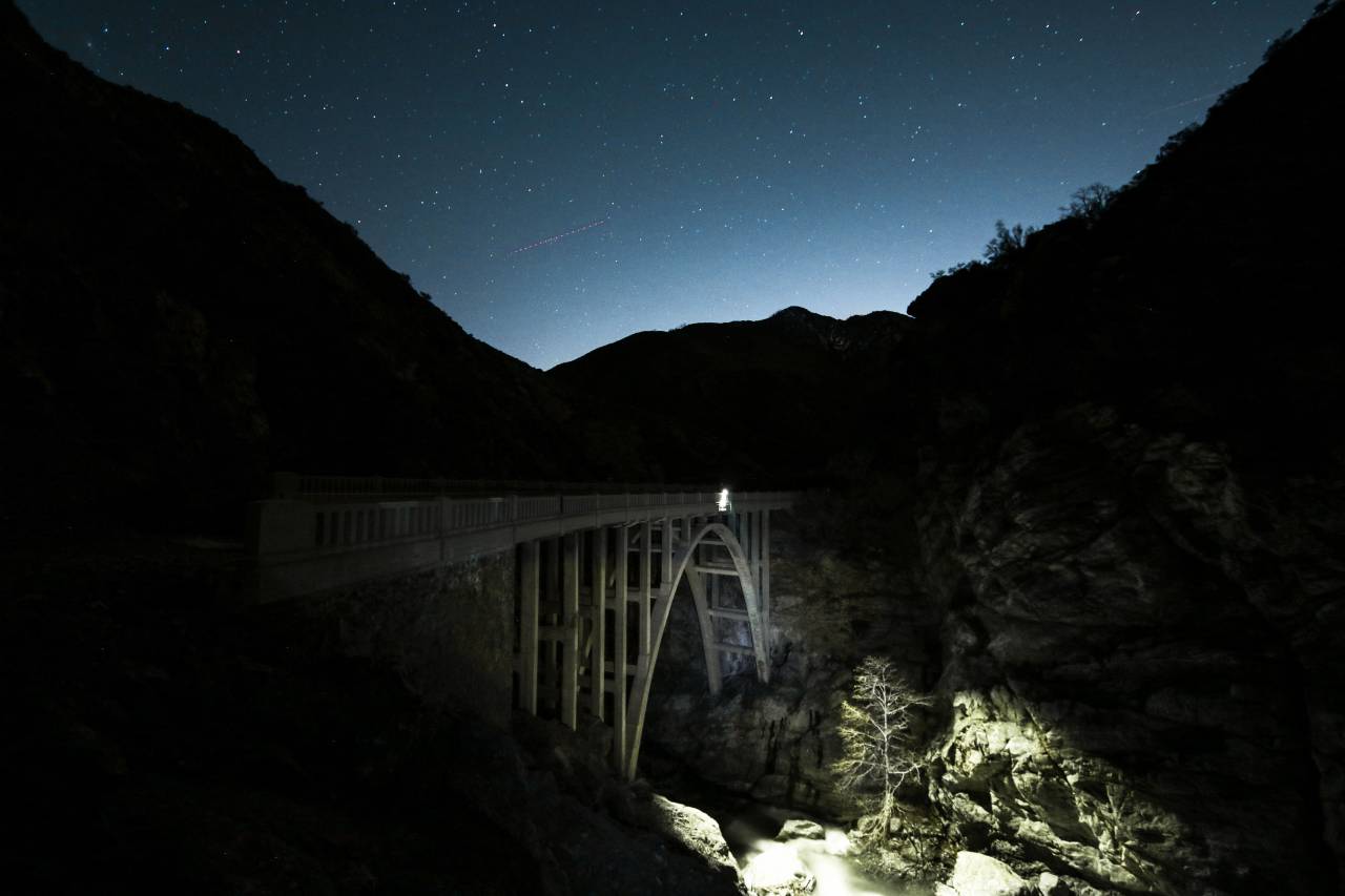 naturaleza, paisaje, montaña, nubes, cielo, viajes, aventuras, emigrar, constelación, astrofotografía, estrellas, observación de estrellas, ingrastructure, puente, oscuro, noche, sombra,
