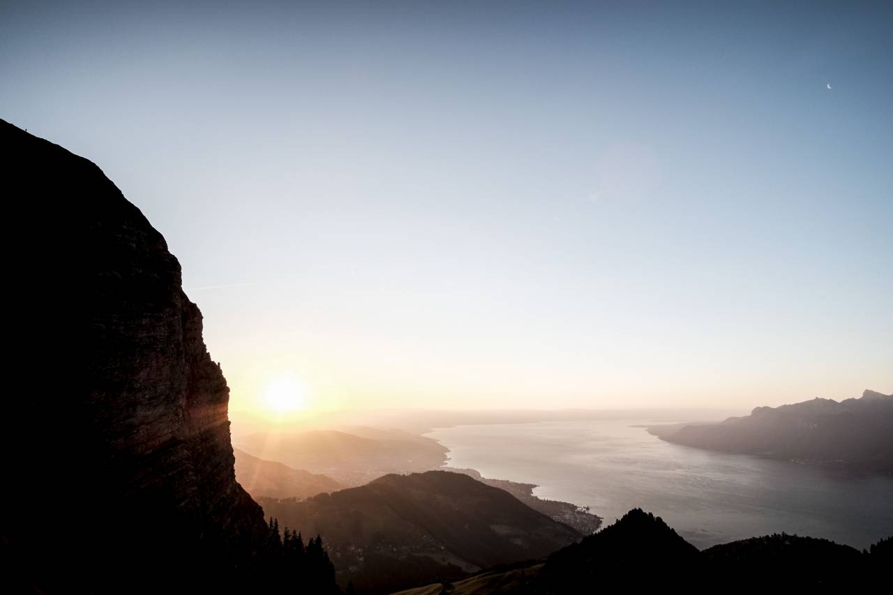naturaleza, paisaje, montañas, pendiente, cumbre, picos, nieve, nubes, cielo, agua, océano, mar, río, reflexión, árboles, sol, luz, rayos, oscuridad, amanecer, amanecer, puesta de sol, sombras, silueta,