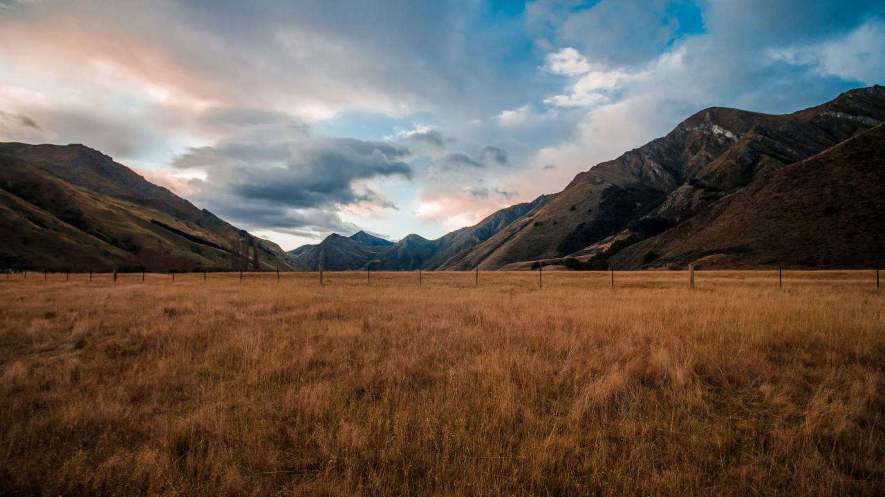 naturaleza, paisaje, montañas, cumbre, picos, pendiente, césped, vallas, cielo, nubes, horizonte, gradiente, marrón, azul, rosa,