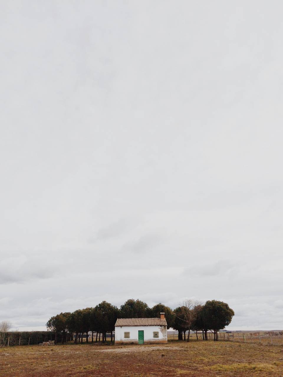 Naturaleza, viajes, aventuras, nubes, cielo, casa, hogar, chimenea, árboles, aislado