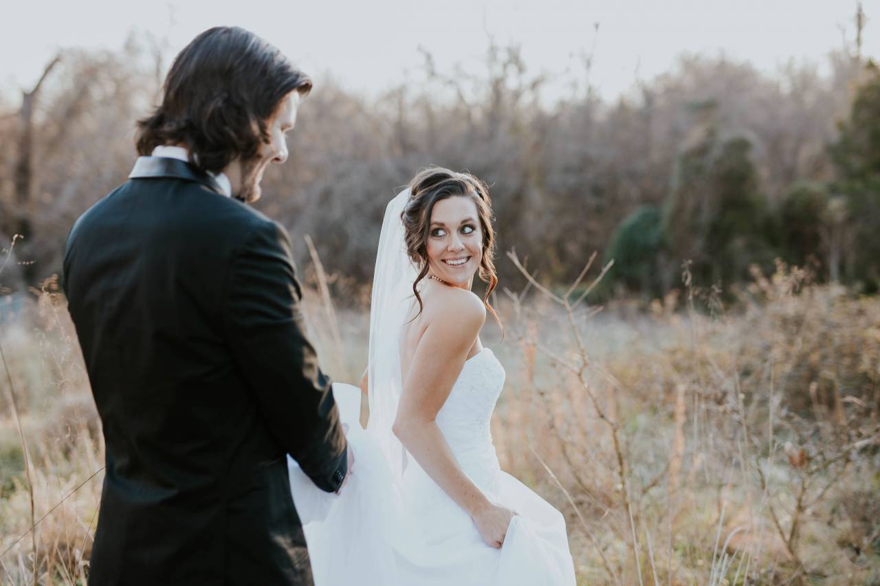 naturaleza, árboles, planta, césped, al aire libre, gente, hombre, mujer, boda, vestido, traje, matrimonio, pareja, amor, sonreír, contento, novio, novia,