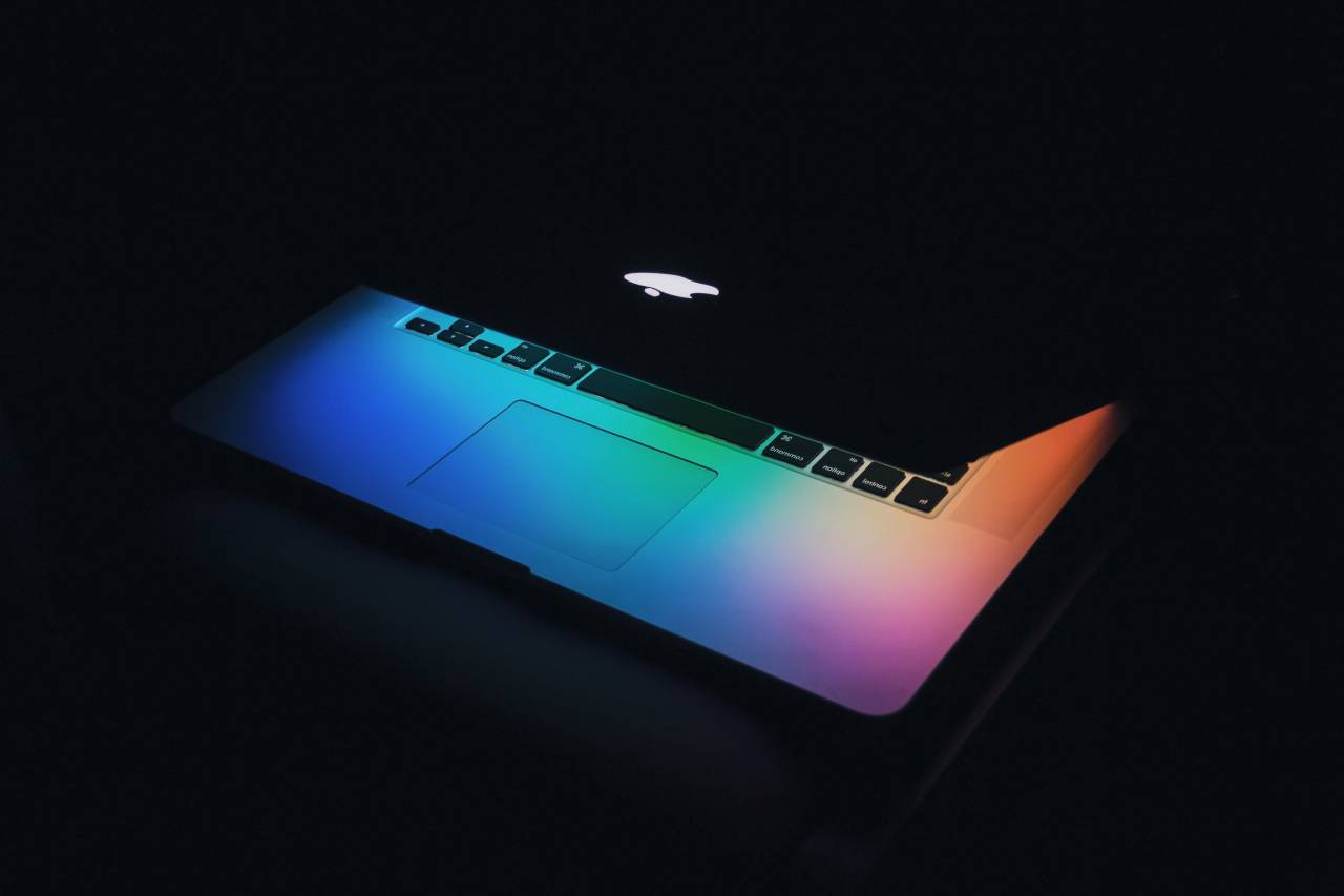 oficina, trabajo, negocio, espacio de trabajo, mesa, escritorio, artilugios, macbook, ordenador portátil, computadora, colores, iluminación, luz,