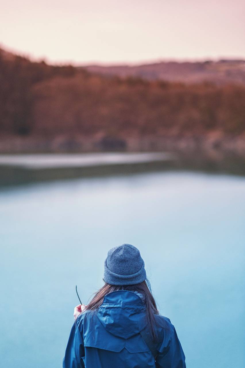 Gente, niña, mujer, azul, beanie, abrigo, viajes, exterior, lago, agua, naturaleza, difuminar,