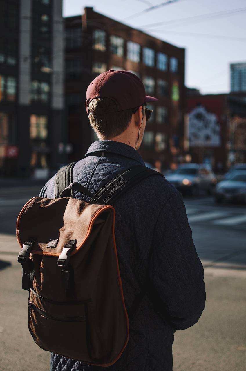 Gente, mujer, bolsa, gorra, cortinas, gafas de sol, edificio, establecimiento, urbano, ciudad, viajes, aventuras,