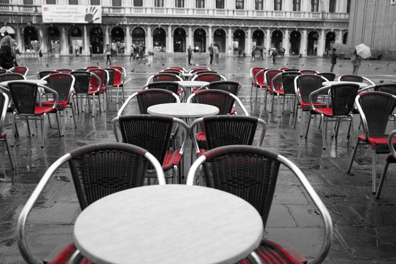 Restaurante, mesas, sillas, terraza, patio, rojo, blanco y negro, Piazza San Marco, Venecia, Italia