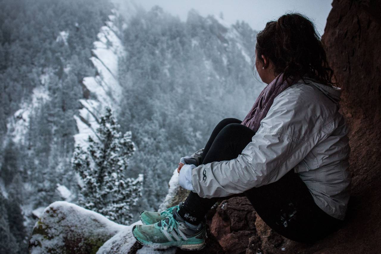 nieve, invierno, blanco, frío, clima, hielo, árboles, plantas, naturaleza, gente, mujer, afroamericano, viajar, aventura, montaña, caminata, escalada, emigrar,