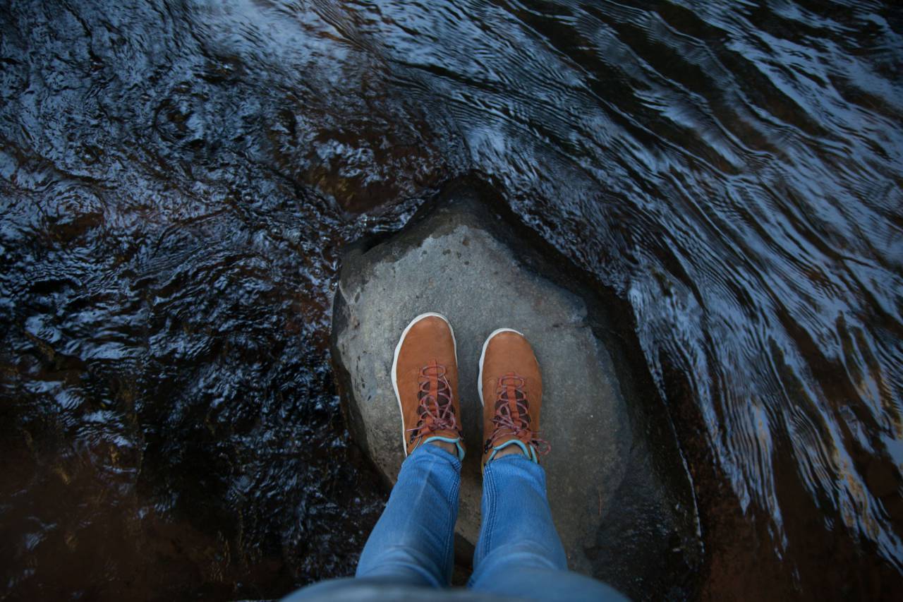 De pie, rock, agua, zapatos, jeans, azul, río, lago, mar, flujo,