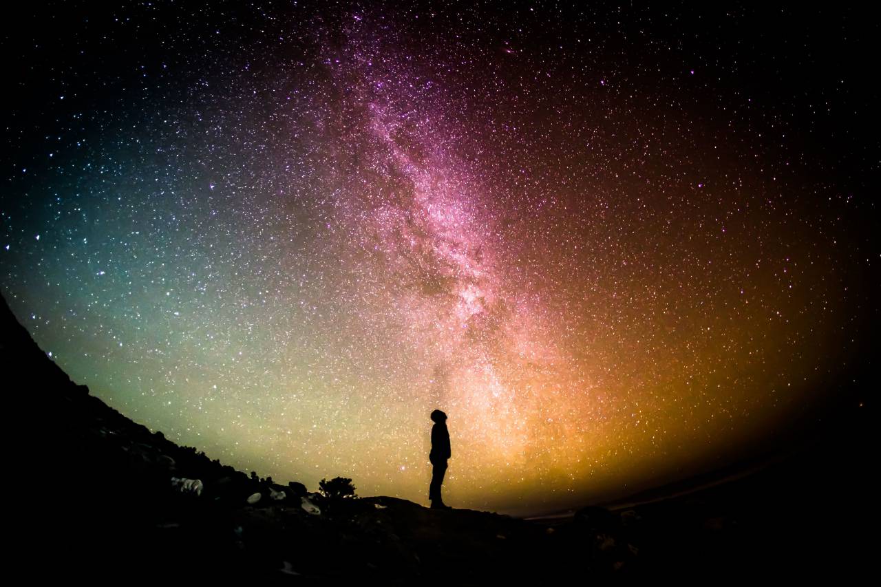 estrellas, galaxia, espacio, planetas, cielo, gente, pensando, mirando, sombra, silueta, noche, oscuridad, tarde,