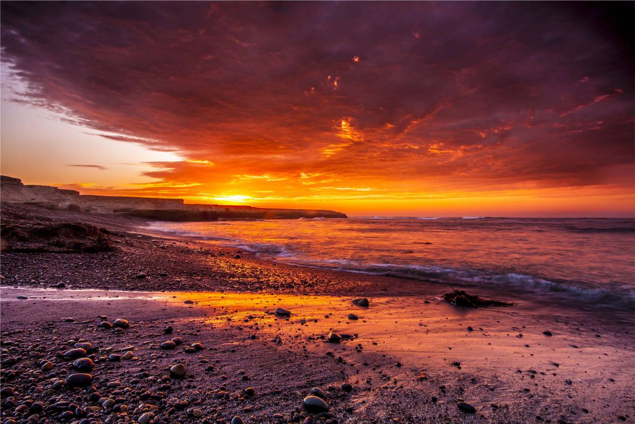 Imagen De Puesta De Sol Playa Arena Rocas Cielo Anochecer Oc Ano Foto Gratis