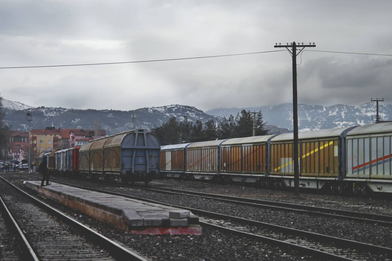 tren, ferrocarril, transporte, viaje, viaje, al aire libre, gente, esperando, pista, montaña, árbol, planta, nube, tierras altas, paisaje,