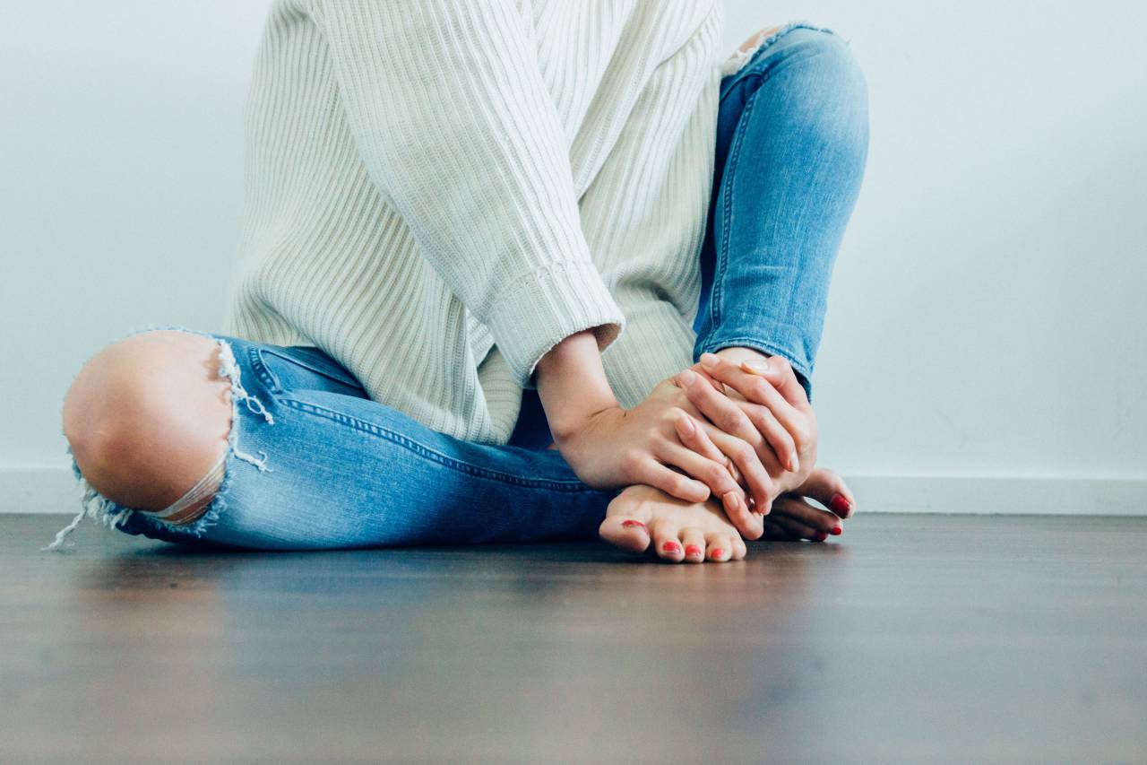 woman, girl, lady, people, anatomy, body, torso, legs, limbs, hands, feet, knees, style, fashion, wood, floor, beauty
, 