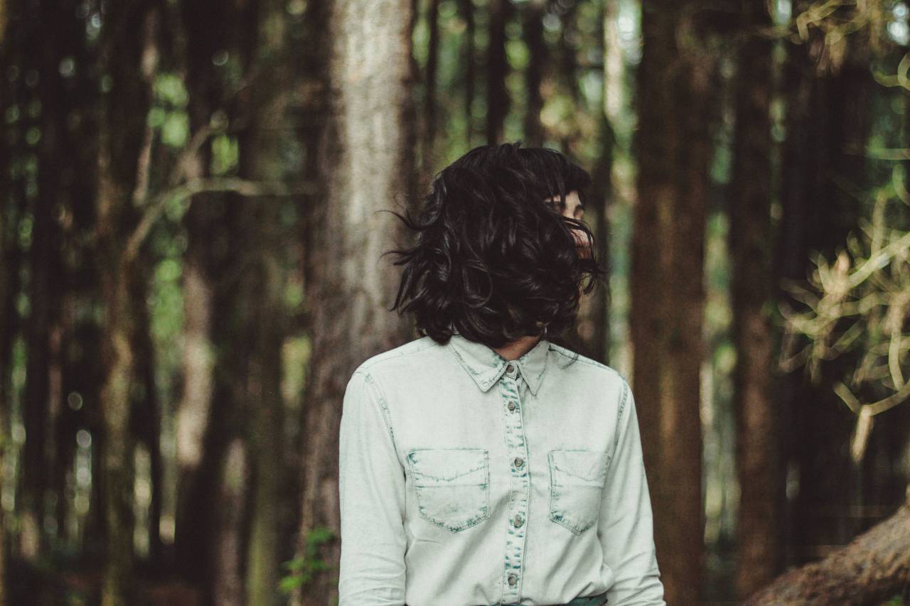 Mujer, niña, dama, gente, soporte, cabello, flip, moda, estilo, bosque, árboles, todavía, bokeh,