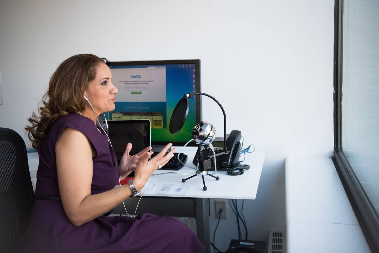 mujer, podcast, micrófono, hablando, computadora, tecnología, teclado, mouse, escritorio, oficina, negocios, hembra, gente,
