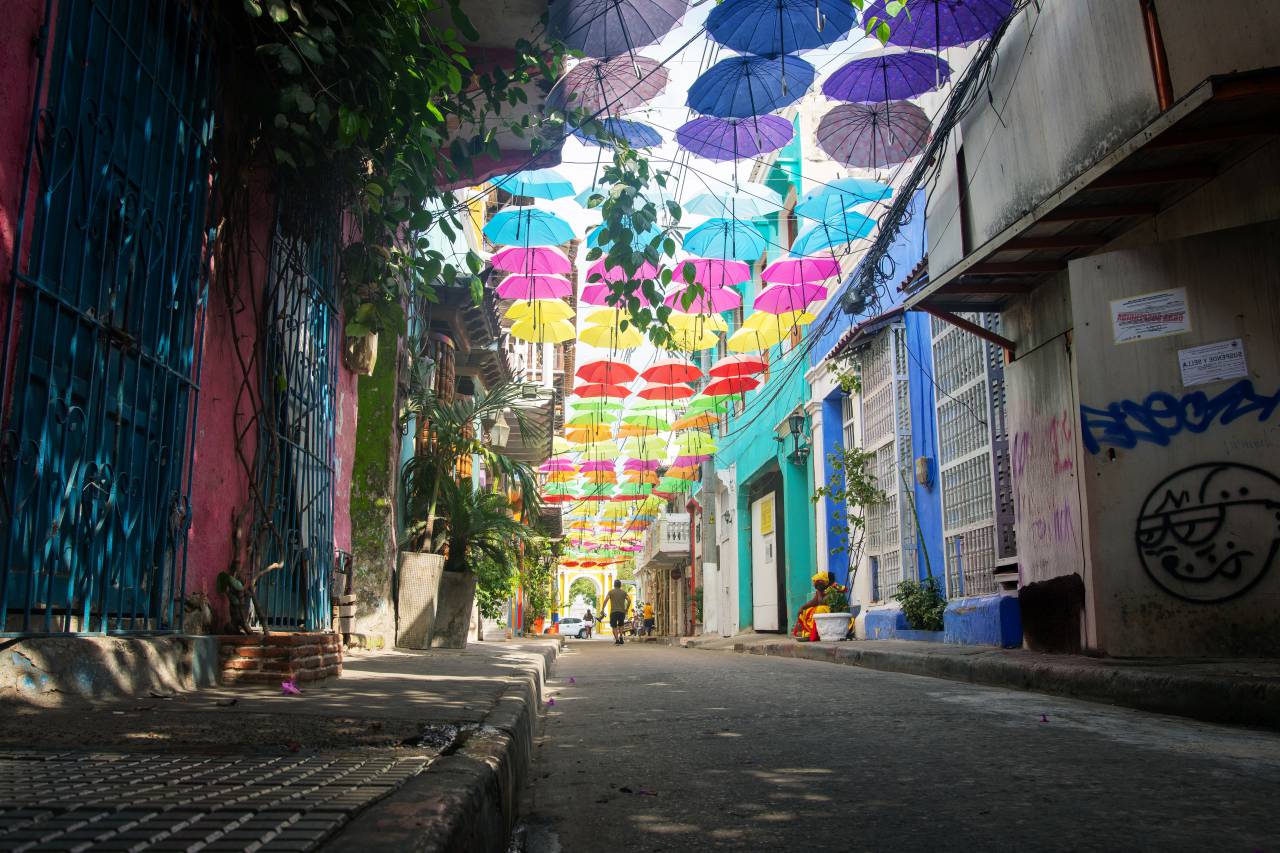 Cartagena, Getsemaní, Colombia, paraguas, colorido, calle, viajes, turismo, vibrante, paraguas colgantes, América Latina, colonial, arquitectura, festivo, paisaje urbano, cultura, decoración al aire libre, histórico, peatonal, Caribe, 