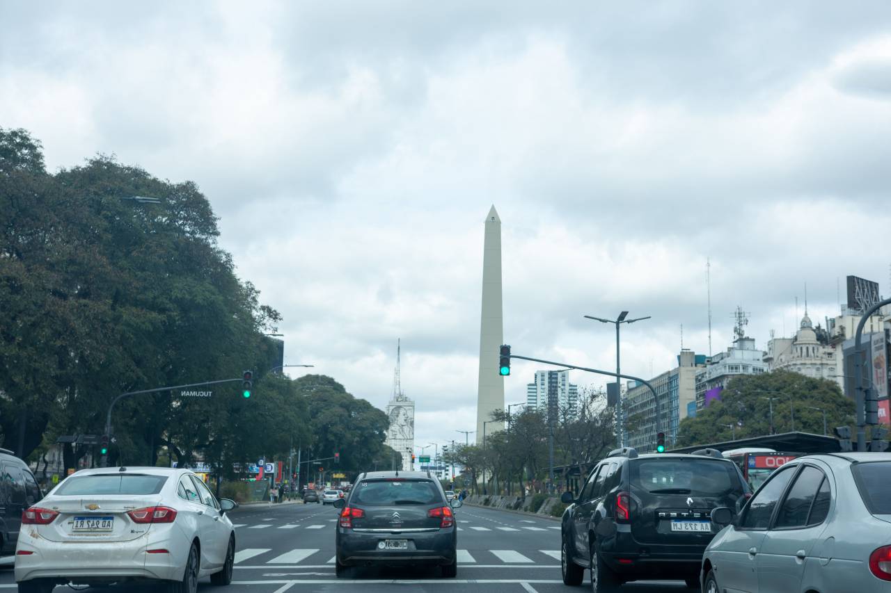 Argentina;ciudades capitales;buenos aires;obelisco,coche,tráfico,lugar famoso,paisaje urbano,al aire libre,arquitectura,vida de la ciudad,edificio exterior,transporte,viajes,estructura construida,rascacielos,turismo,