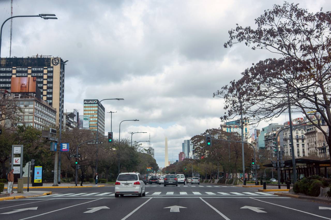 Argentina;ciudades capitales;buenos aires;obelisco,tráfico,paisaje urbano,coche,arquitectura,vida de la ciudad,al aire libre,rascacielos,edificio exterior,estructura construida,transporte,lugar famoso,ciudad,