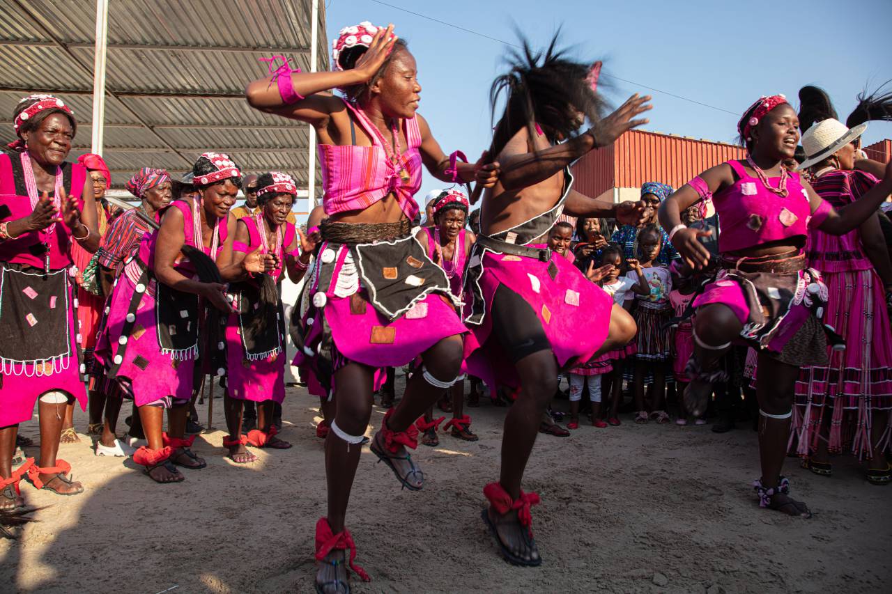 fiesta, carnaval, feliz, celebración, fiesta, festivo, celebrar, diversión, colorido, festival, fondo, decoración, alegría, evento, saludo, diseño, felicidad, nuevo, mujer, decoración, niña, brasil, divertido, fiesta, disfraz, Los jóvenes, la moda, el estilo de vida, la gente, el brasileño, la cultura, la celebración, la auténtica, el maquillaje, la ropa,