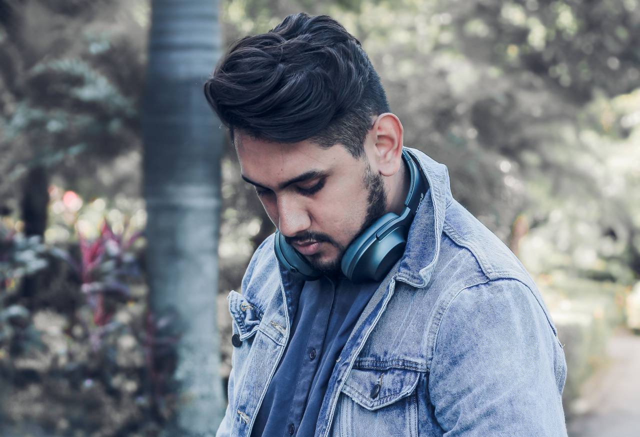 Gente, hombre, chico, mezclilla, chaqueta, auriculares, difuminar, al aire libre, fuera,