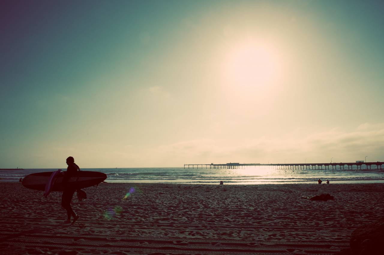 gente, hombre, mujer, dama, chico, verano, sol, rayos, arena, playa, ola, puente, surf, tabla de surf. cielo, nubes, excursión, viaje, al aire libre, aventura, deportes,