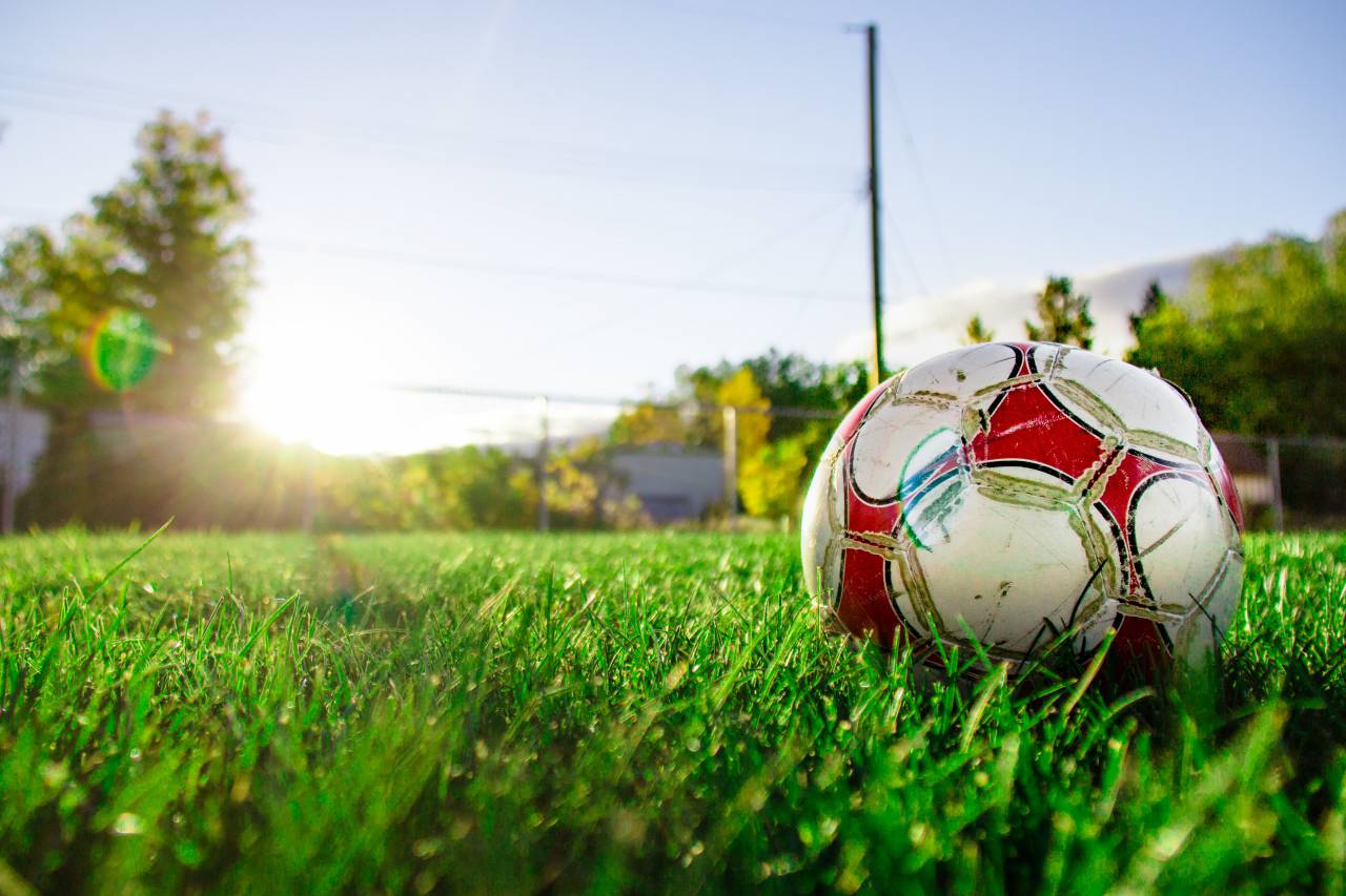 Fútbol, balón de fútbol, pelota, deportes, actividades, actividad, al aire libre, césped, campo, patadas,