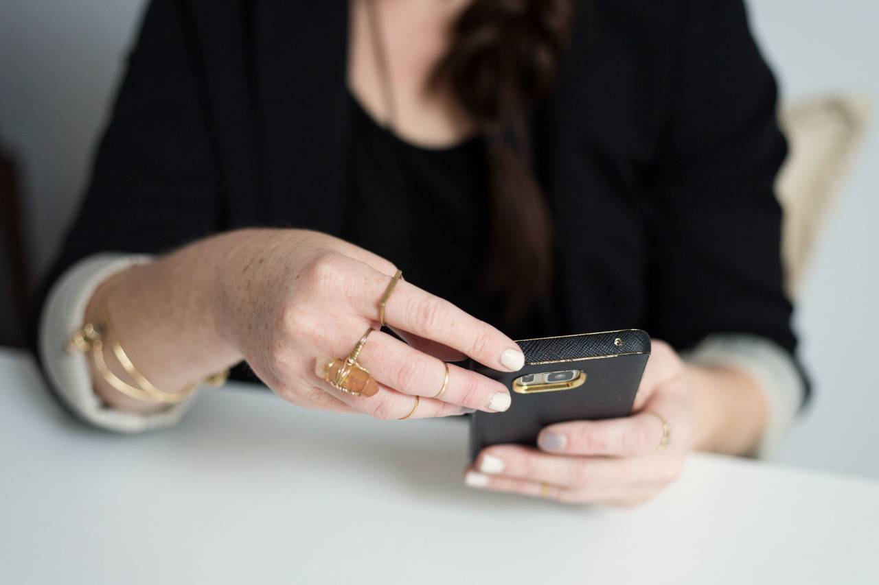 navegación, smartphone, celda, teléfono, tecnología, persona, iphone, vocación, comunicación, casual, manos, hembra, leyendo, mesa, mujer, joyería,