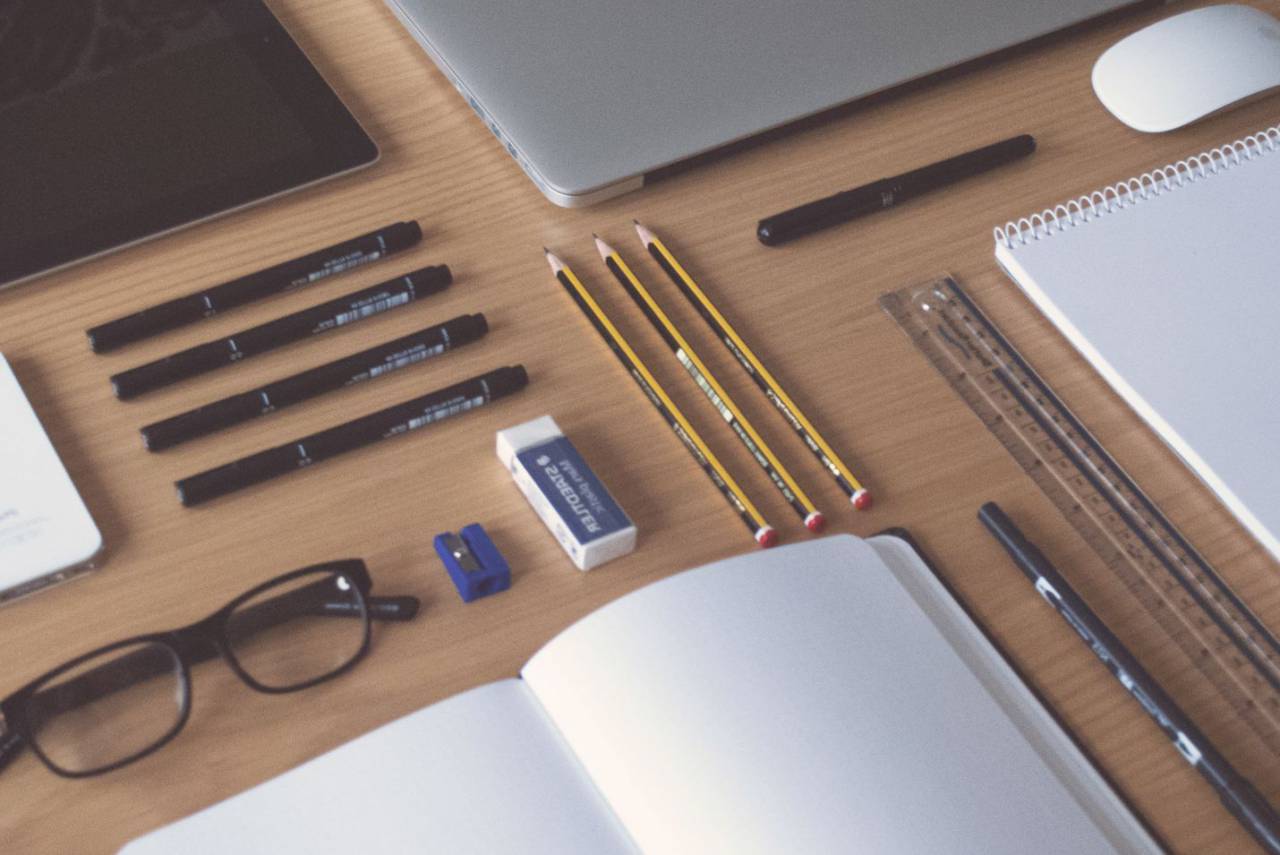 escritorio, oficina, plano, herramientas, escritura, computadora, computadora portátil, negocios, freelance, puesta en marcha, gafas, cuaderno, notas, planificación, trabajo, lugar de trabajo, bolígrafos, lápices,