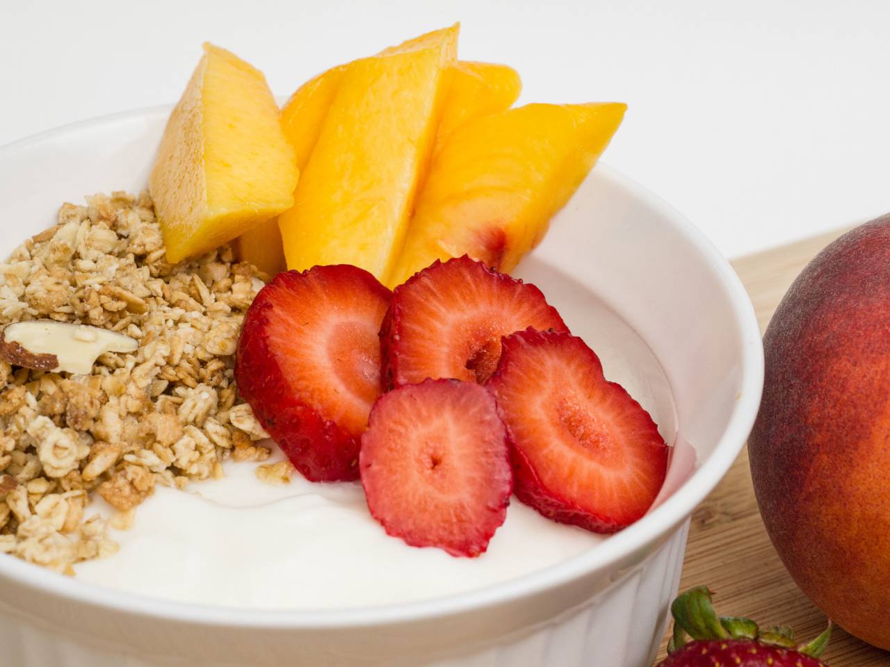 granola, yogurt, peach, strawberry, strawberries, healthy, food
, 
