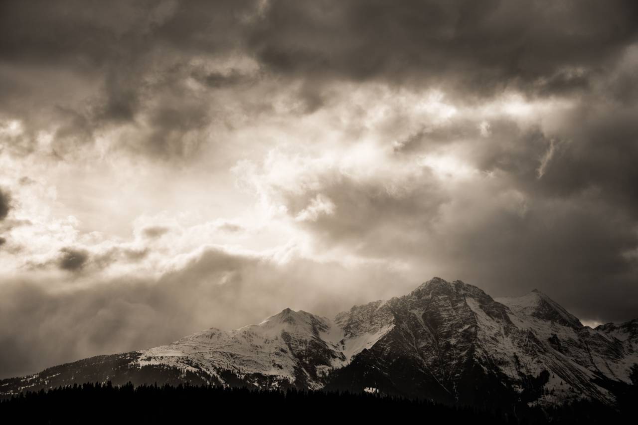 montaña, paisaje, tierra, frío, ver, estético, nubes, nieve, invierno, rock, formación, oscuro, árboles, pino,