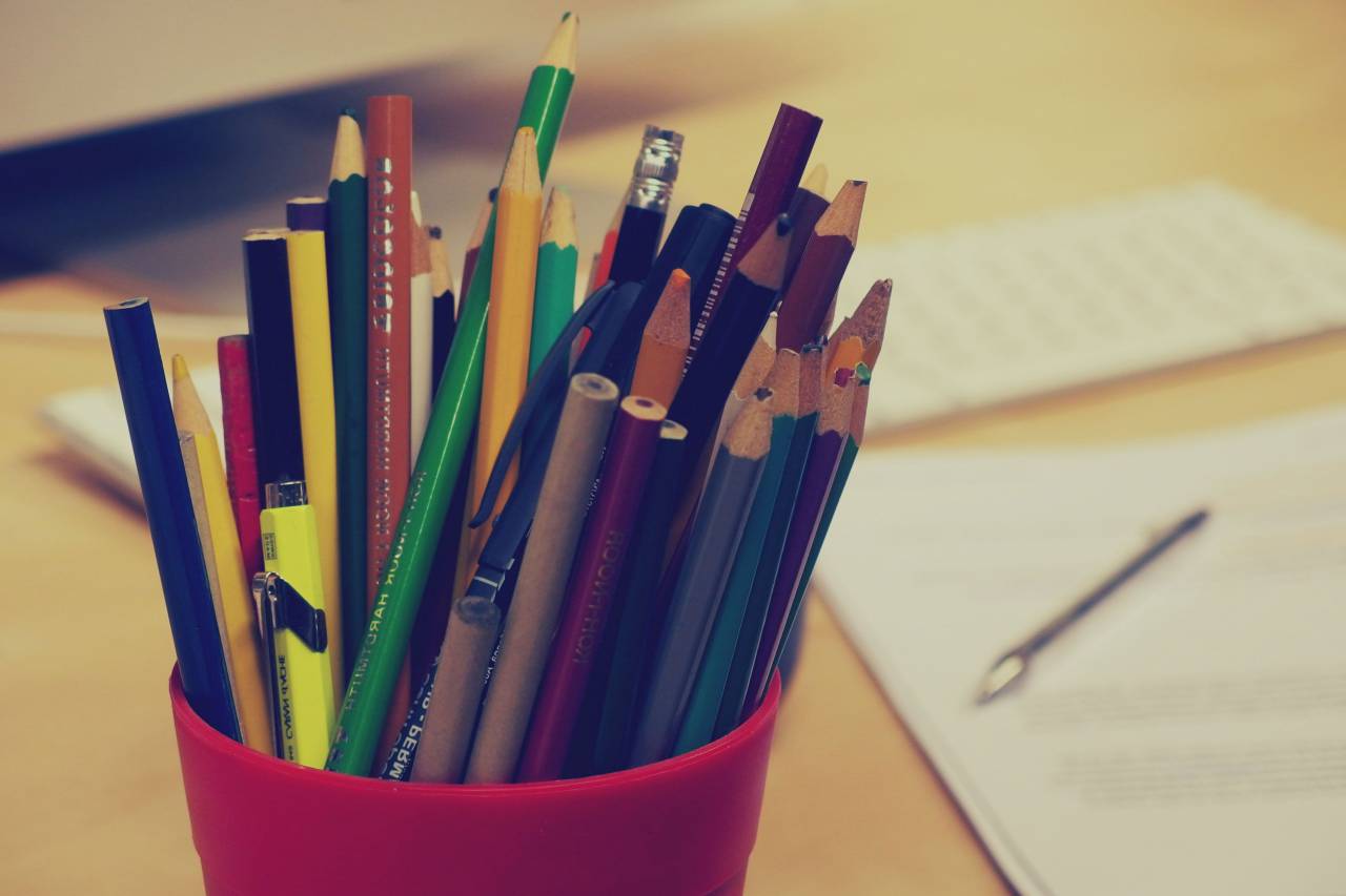 Lápices, bolígrafos, papelería, oficina, escritorio, negocios, papeles, documentos, colores,