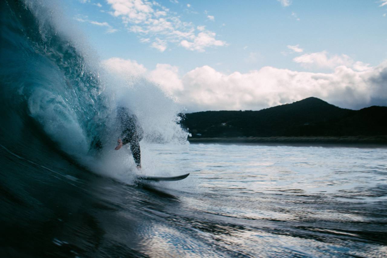Gente, chico, surf, deporte, tablero, ola, mar, agua, oscuridad, montaña, cielo, nubes, naturaleza,