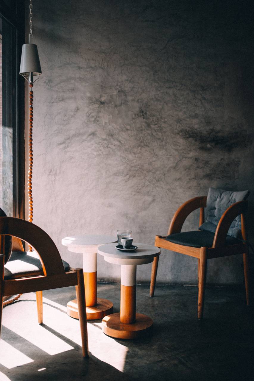 habitación, café, mesa, sillas, mínimo, diseño, ligero, ventana, tarde, vacío, interior, taza, gris, mesita de noche, mueble, adentro, hogar, té,