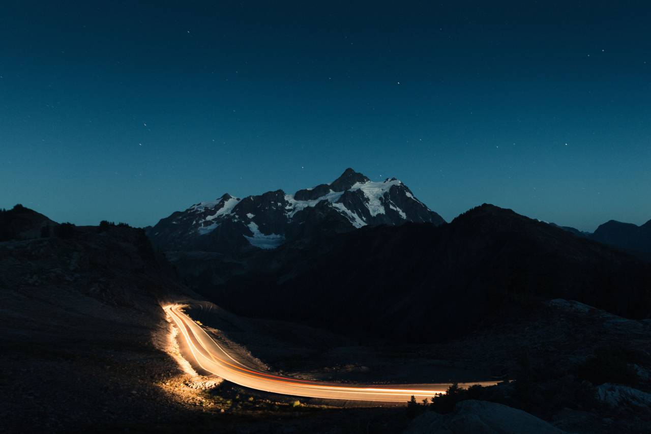 estrellas, cielo, galaxia, noche, oscuridad, tarde, montañas, pico, nieve, paisaje, naturaleza, camino, rural, campo, luces,