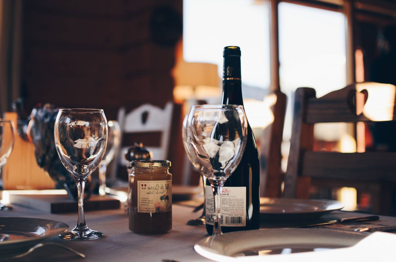 vino, vidrio, licor, botella, platos, restaurante, bar, tenedor, cuchillos, sillas, mesa, blanco, de madera, acero, ventana, lámpara, luz del sol, interior, fiesta,