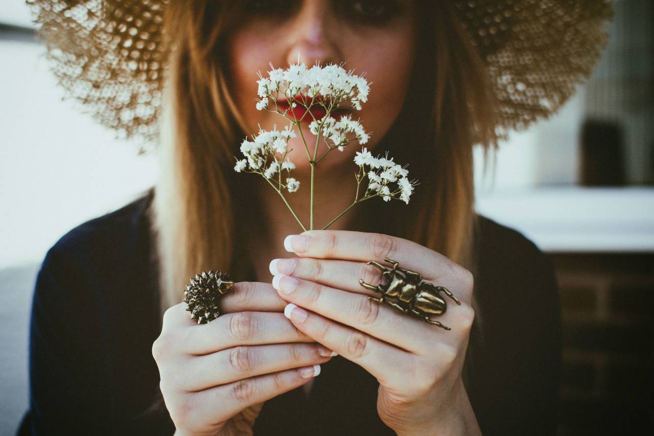 Mujer, flor, olor, anillos, sombrero, hembra, niña, naturaleza, planta, rubia, cabello, manos, verano,