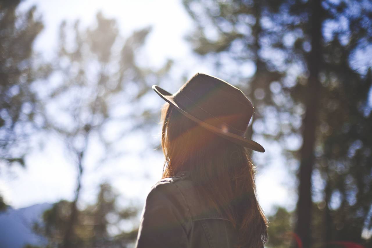 woman, girl, lady, people, back, contemplate, style, fashion, nature, trees, light, leaks, outdoors, still, bokeh
, 