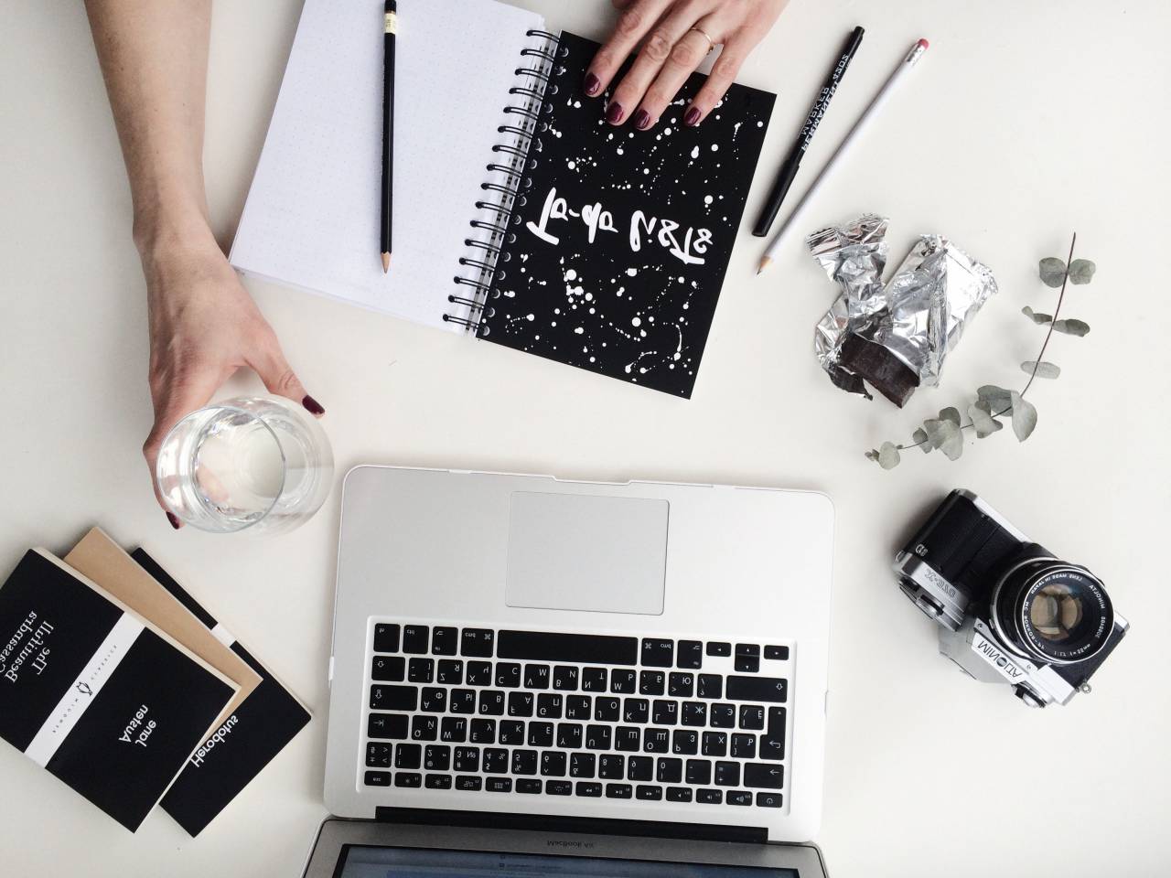 mujer, lista, computadora, cámara, fotógrafo, tecnología, uñas, pintado, macbook, laptop, libro, bloc de notas, negocios, escritorio, vaso, agua, beber,