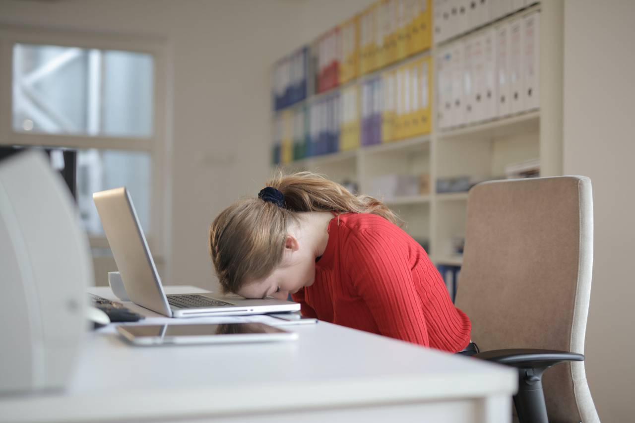 Mujer, dormida, escritorio, trabajando, descansando, soñolienta, cansada, oficina, con exceso de trabajo, agotada, relajada, cabeza encorvada, espacio de trabajo, siesta, 
