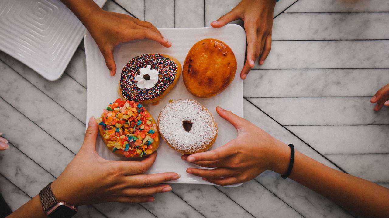 donuts,comida,mano humana,comida dulce,postre,merienda,mesa,niño,donut,comer,galleta,chocolate,primer plano,diversión,