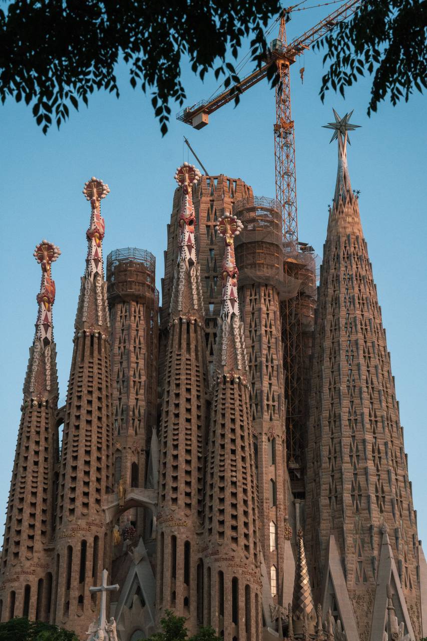 barcelona, turismo, punto de referencia, catedral, arquitectura, viajes, españa, iglesias, edificios, ciudad, europa, cataluña, monumento, español, religión, paisaje urbano, torre, paisajes, sagrada familia, familia, urban, famoso, ver, religiosas, góticas europeo, construcción, exterior, catalunya, catalán, arte, sagrada, fachada, histórico, gaudi, céntrico, atracción, unesco,