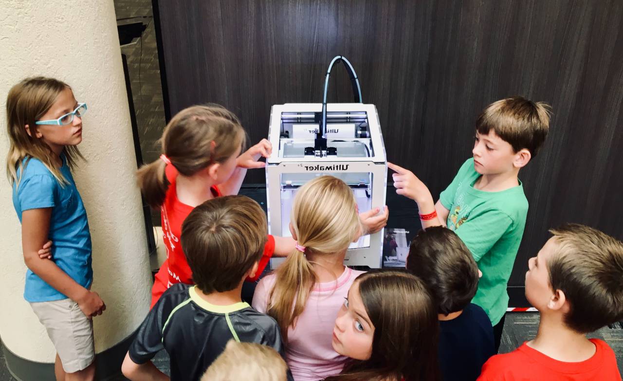 educación, tecnología, escuela, aprendizaje, adentro, impresora 3d, diseño, ingeniería, niños, niños, estudiantes, impresión 3d, tecnología, innovación, prototipo, laboratorio, estudiando, escritorio, máquina, electrónico, ingeniero mecánico, fabricación, impresión 3d, material, creativo, ciencia, creación, laboratorio, escritorio, Prototipos, chicas, hembra, joven, computadora, tridimensional, 3d, niño, adolescente, eléctrico, niño, comprobación, Componentes, explicando, proyecto, escuela primaria, utilizando, medio tiro, concentración, oficina, de mediana edad,