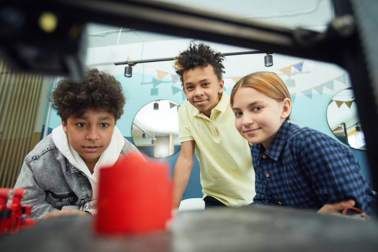educación, tecnología, escuela, aprendizaje, adentro, impresora 3d, diseño, ingeniería, niños, niños, estudiantes, impresión 3d, tecnología, innovación, prototipo, laboratorio, estudiando, escritorio, máquina, electrónico, ingeniero mecánico, fabricación, impresión 3d, material, creativo, ciencia, creación, laboratorio, escritorio, Prototipos, chicas, hembra, joven, computadora, tridimensional, 3d, niño, adolescente, eléctrico, niño, comprobación, Componentes, explicando, proyecto, escuela primaria, utilizando, medio tiro, concentración, oficina, de mediana edad,