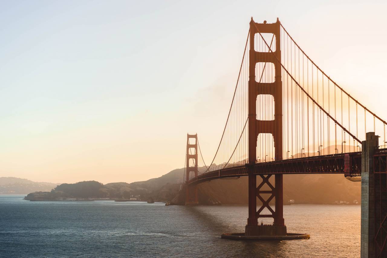 Estados Unidos, viajar, arquitectura, punto de referencia, puente, puesta de sol, bahía, cielo, ciudad, turismo, estructura, California, azul, mar, rojo, Pacífico, torre, turista, famoso, Francisco, America, dorado, puerta, agua, San, Paisaje urbano, costa, horizonte, urbano, cable, naturaleza, amanecer, atracción, naranja, paisaje, suspensión, histórico, transporte, noche, ligero, americano, ingeniería, símbolo, histórico, vista, nube,