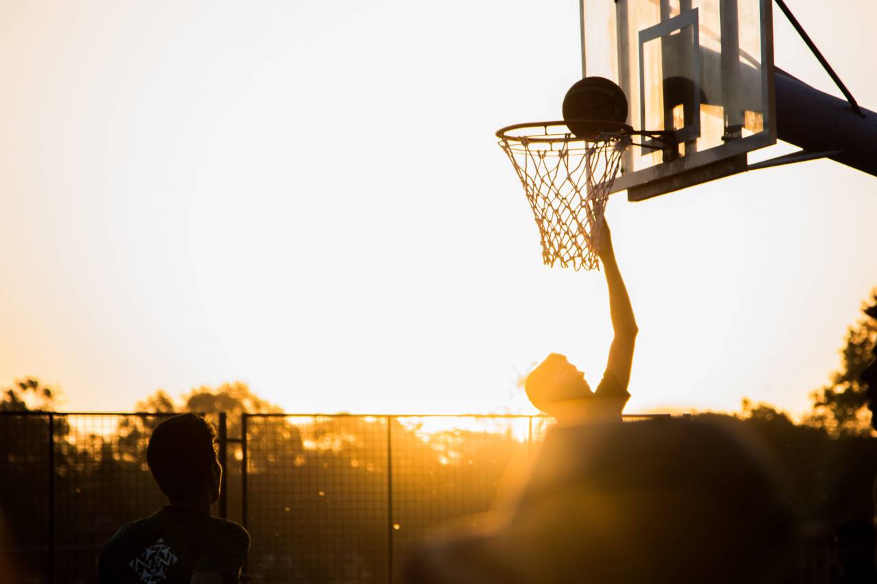 deporte, pelota, baloncesto, jugador, hombre, puesta de sol, jugar, gente, activo, masculino, juego, canasta, sol, saltar, atleta, estilo de vida, corte, negro, silueta, saludable, actividad, acción, joven, ejercicio, al aire libre, verano, formación, cielo, movimiento, amanecer, mojar, chico, azul, golpe, jugando, ganar, alto, manos, ajuste, divertido, americano, africano, aro, salud, contento, ocio, deportista, juventud, calle, persona,