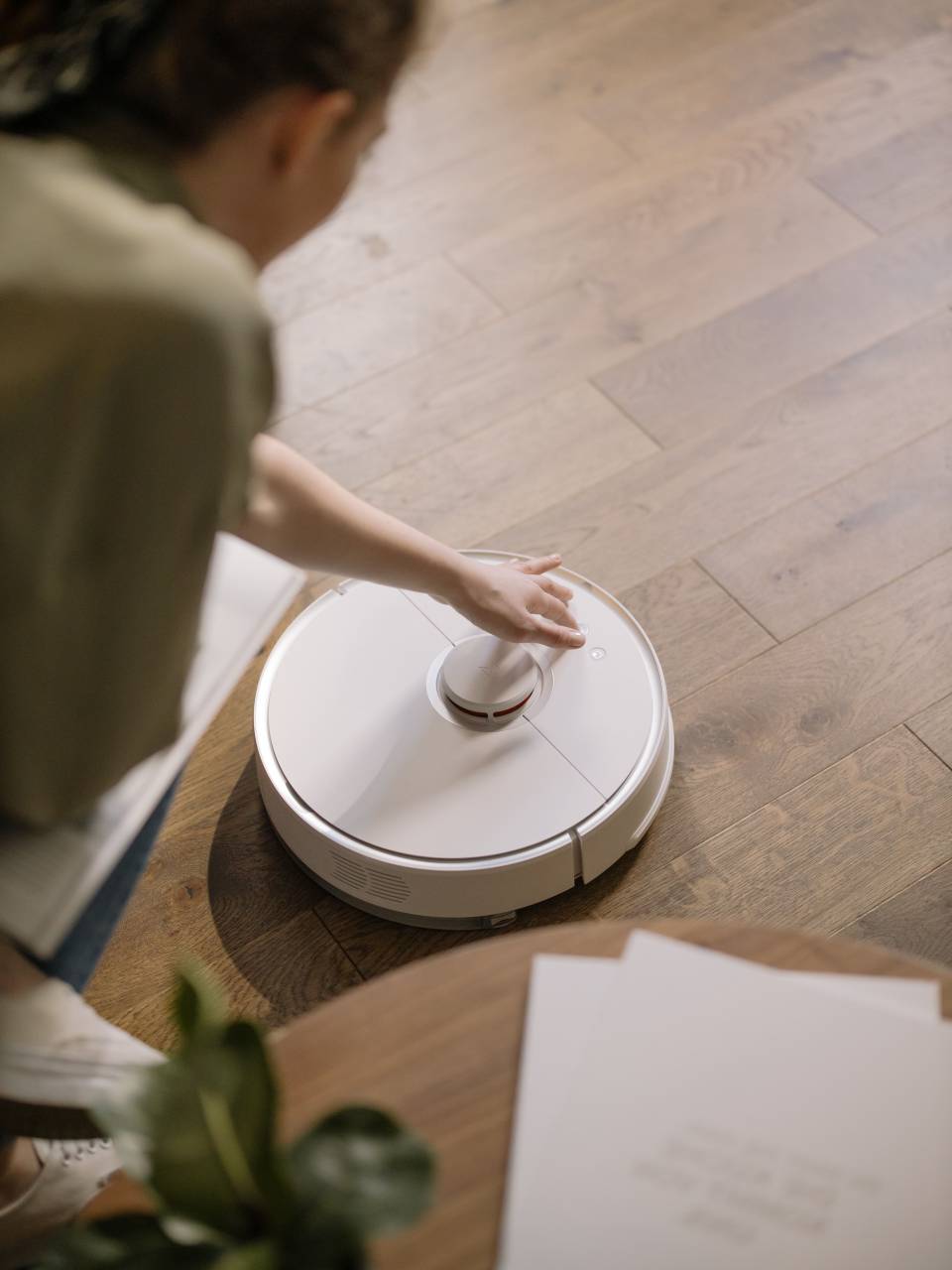 limpiar, casa, robot, tecnología, quehaceres domésticos, servicio de limpieza, limpiador, vacío, piso, polvo, nacional, moderno, automático, robótico, inalámbrico, inteligente, casa, hogar, trabajo, habitación, sucio, pasar la aspiradora, sofá, alfombra, blanco, aparato, máquina, limpieza, equipo, fondo, interior, higiene, concepto, electrónico, autónomo, seco, interior, eléctrico, control, redondo, primer plano, servicio, mujer, dispositivo, madera, negro, conveniencia, diseño, objeto, todos los días,