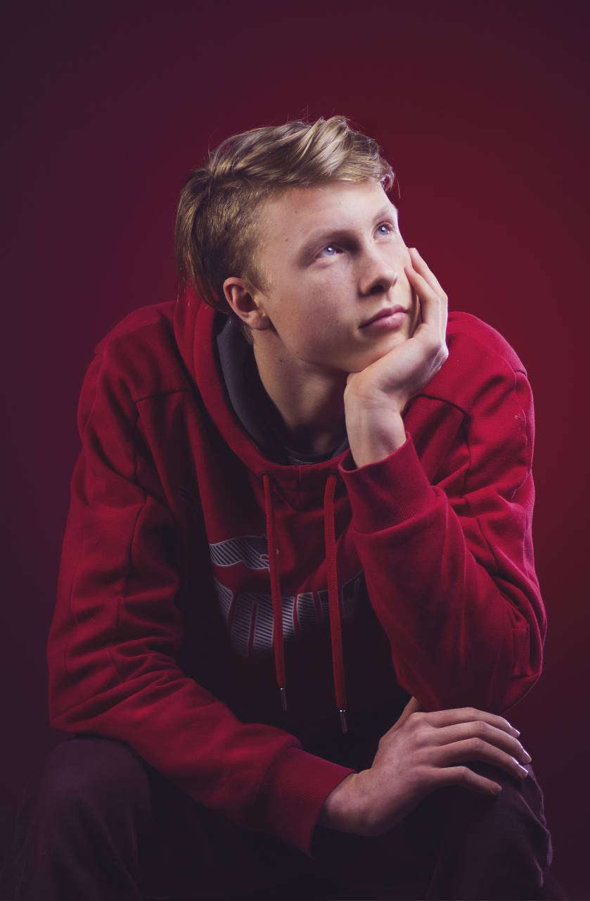 joven, adolescente, gente, fondo, persona, hombre, caucásico, retrato, pensativo, adolescente, casual, mirando, aislado, idea, feliz, pensando, pensativo, pensar, estudio, cara, hombre, niño, chico, mujer, adulto, hermosa, niña, atractivo, blanco, moda, modelo, estudiante, expresión, estilo de vida, sonreír, hembra, arriba, hermoso, pregunta, lindo, juventud, mano, belleza, cabello, en pie, inteligente, natural, duda, alegre, confuso,
