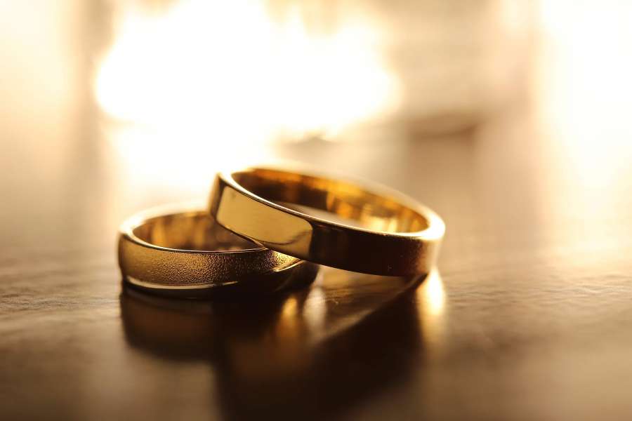 primer plano, anillo de bodas, resplandor dorado, oro