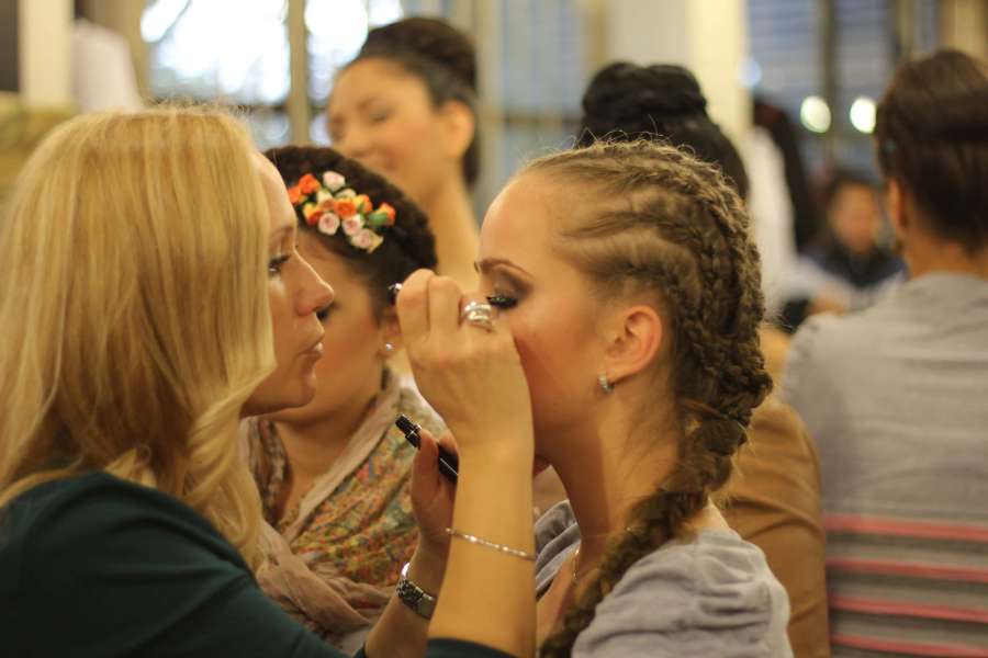 maquillaje, vista lateral, pestañas, peinado