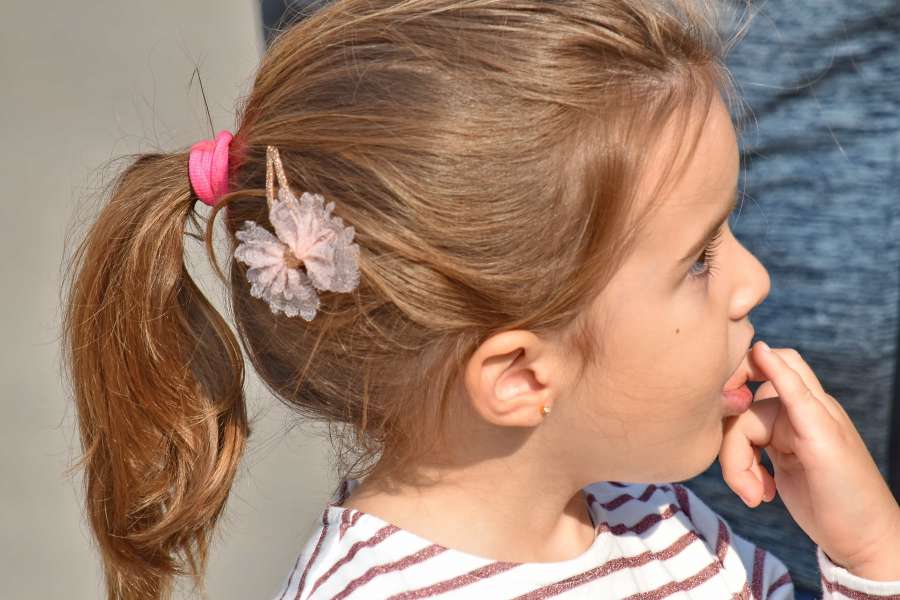 child, finger, girl, hairstyle, hand 